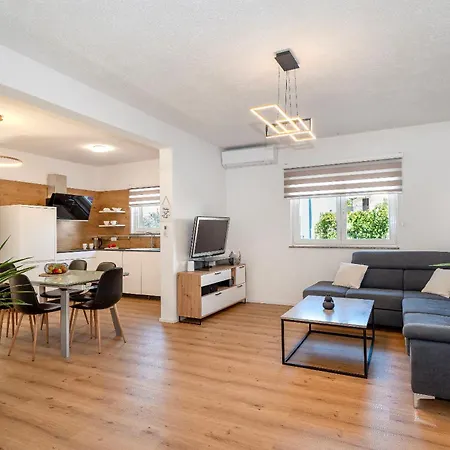 Dora Family Only Apartment *